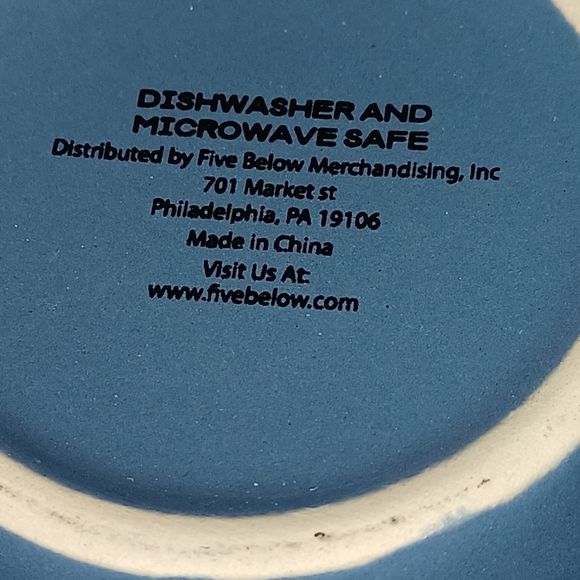 Blue initial M in black outlined in white mug (111224C) - Picture 4 of 4